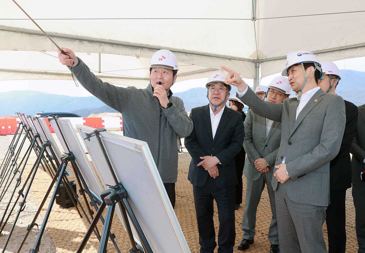 Minister Ahn visits SK Hynix Yongin semiconductor cluster _1