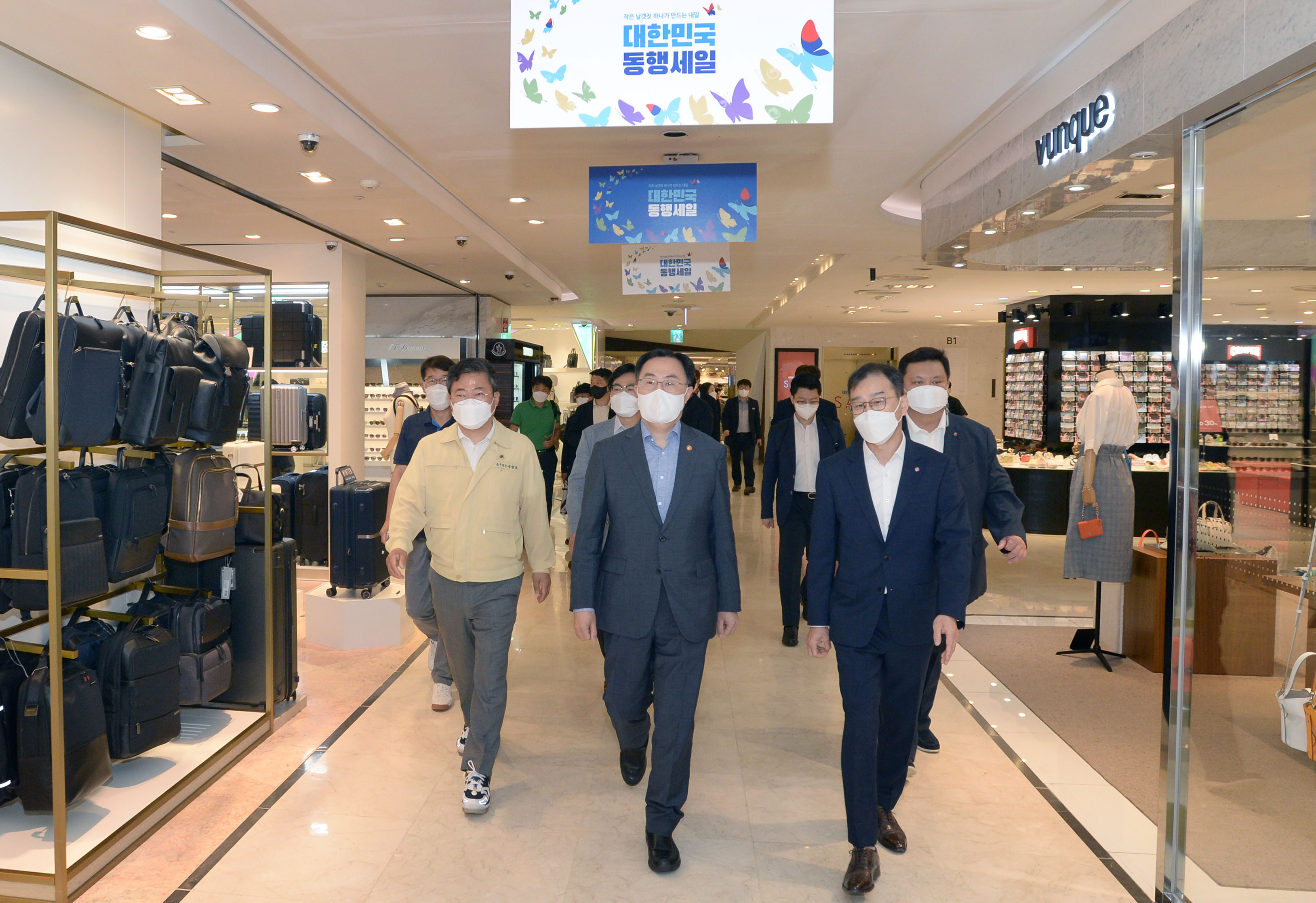 Minister Moon visits department store chain ahead of toughened quarantine measures Image 0