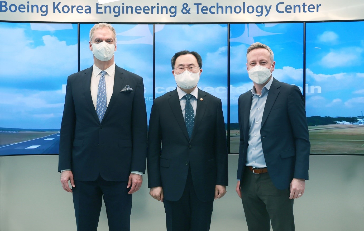 Minister Moon visits Boeing Korea Engineering & Technology Center