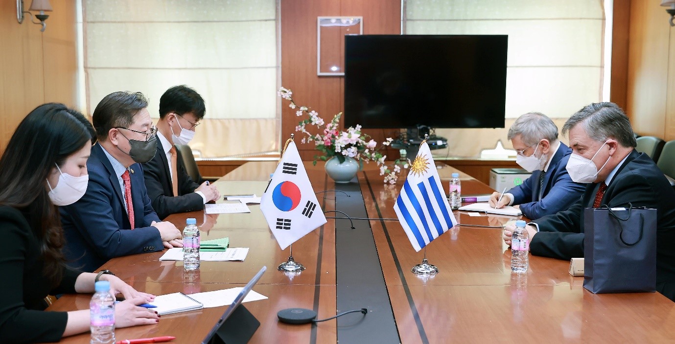 Korea and Uruguay discuss cooperation in new industries 