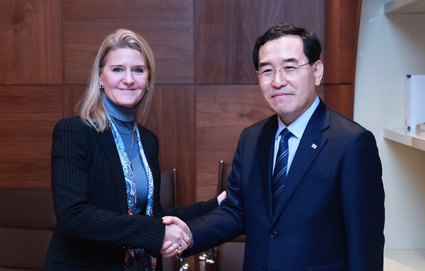 Minister discusses investment deals with global companies at Davos Image 0