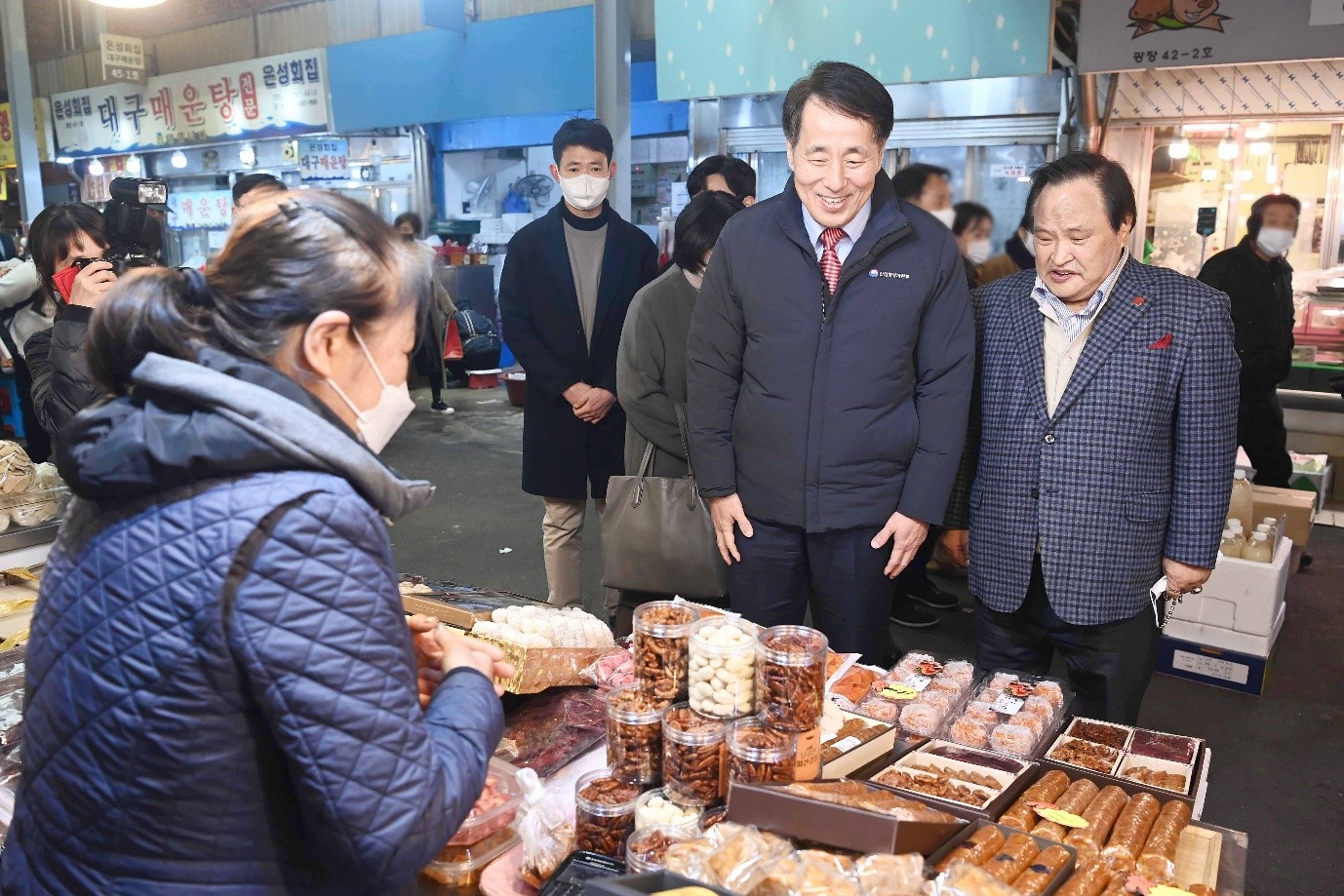 1st Vice Minister visits market ahead of Korea's Lunar New Year holidays