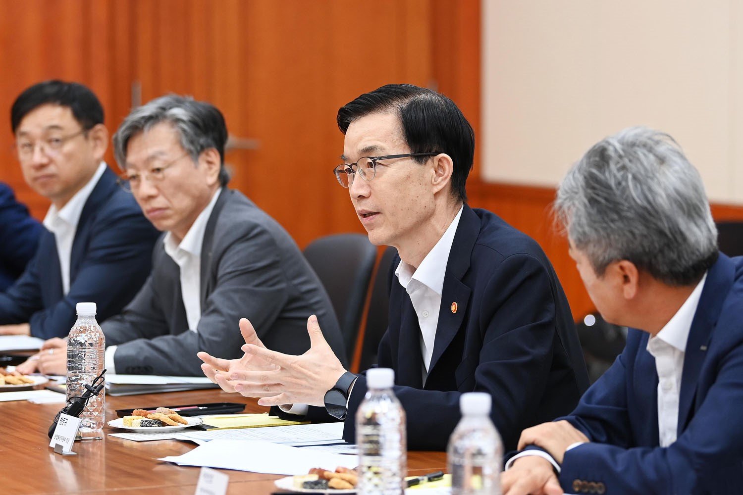 Minister Bang makes first Exporter Visiting Group stop at Hyundai Asan Plant